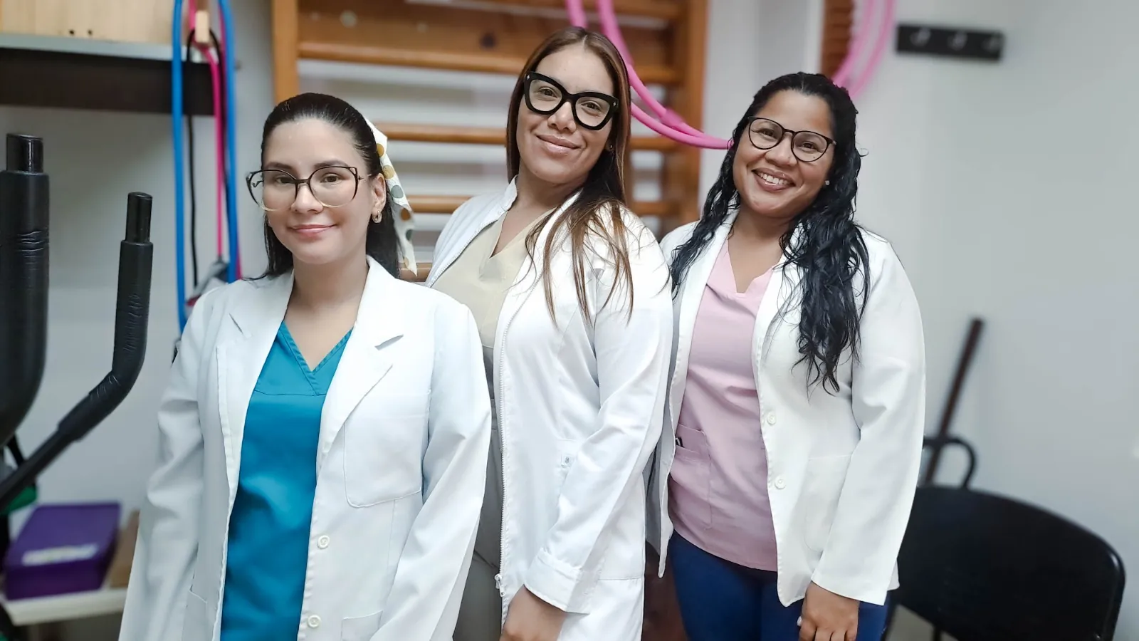 Equipo médico de la clínica